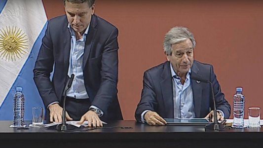 Insólito: Dujovne se fue en la mitad del anuncio del ajuste y lo dejó solo a Ibarra