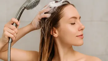 La rutina de lavado que promete más brillo y menos daño en el pelo