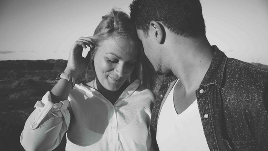 Significado de los sueños: ¿Soñaste que alguien te susurra al oído cosas que no entendés, pero te excitan?