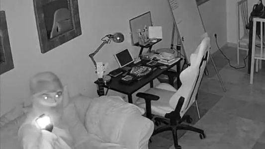 Entró a robar y se quedó mirando mientras dormían desnudos: el perturbador video se volvió viral