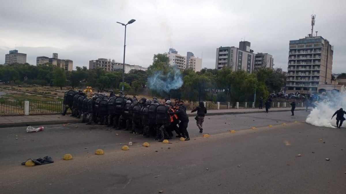 Incidentes en Jujuy: atacaron y quisieron prender fuego la Legislatura mientras se trataba la reforma Constitucional (Foto: NA).
