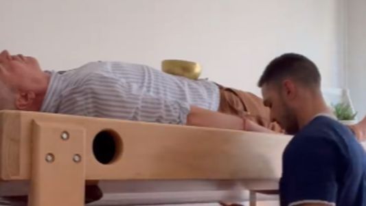 La nueva terapia alternativa de Marley: Boca arriba, cuerdas en su espalda y relax