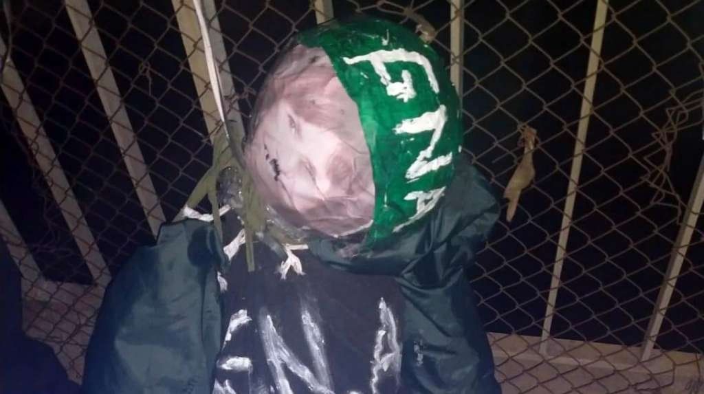 Apareció un muñeco colgado de un puente con ropa de Gendarmería y la foto de Patricia Bullrich