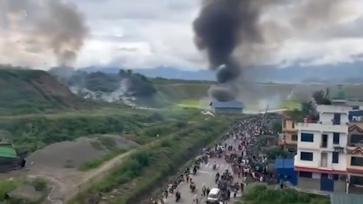 Los restos del avi&oacute;n accidentado en Nepal (Foto: captura de TV).