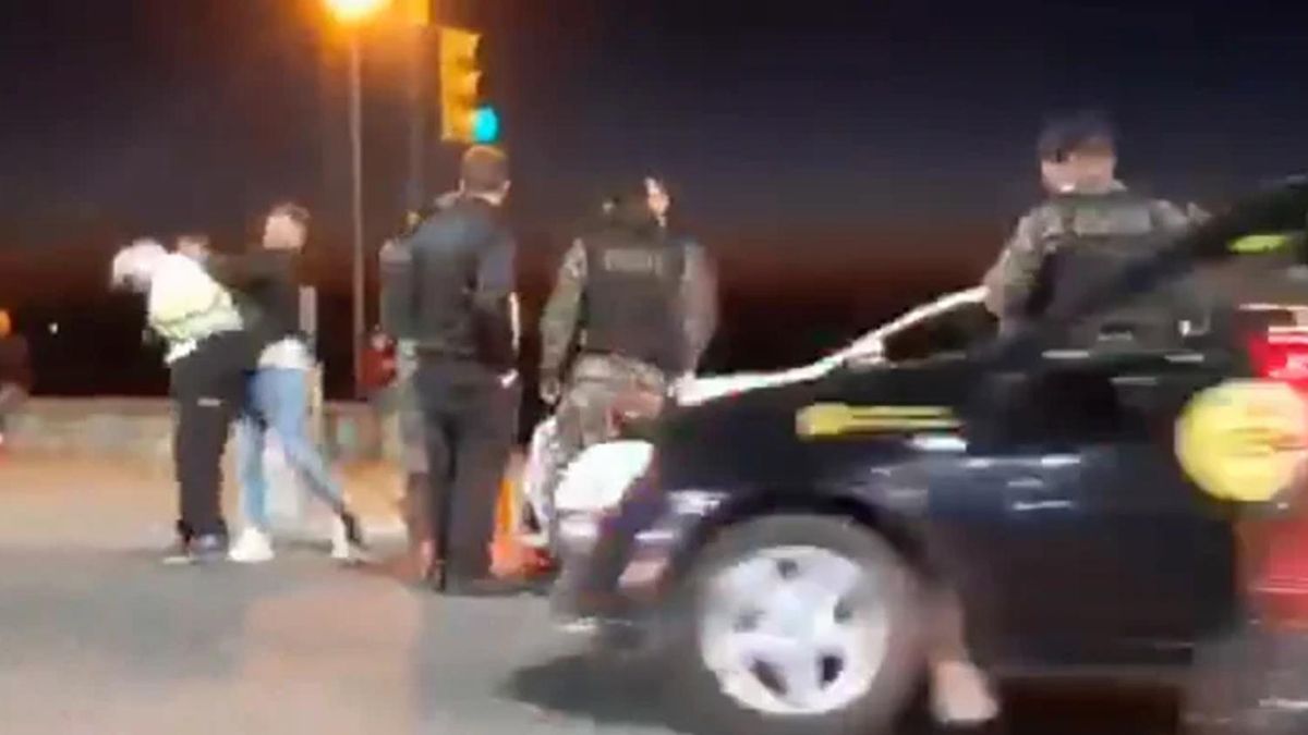 El momento en el que el turista golpeó al agente de tránsito.