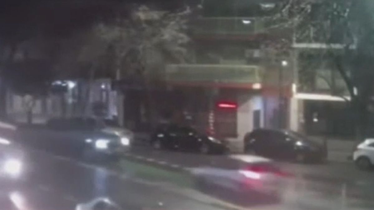 El video del tremendo accidente que provocó un auto de contramano y por la ciclovía. (Foto: captura de video)