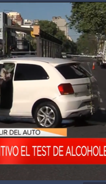 Estaba borracho, chocó y se atrincheró en el auto por más de dos horas