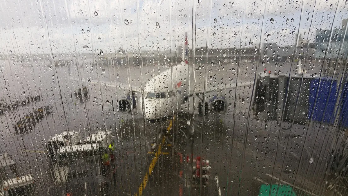 Vuelos cancelados y demorados en Aeroparque y Ezeiza por la tormenta