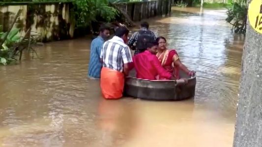 India: una pareja llegó a su casamiento en una gran olla debido a las masivas inundaciones