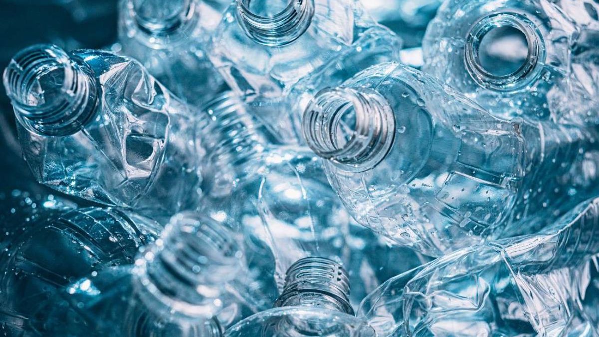 No tires las botellas de plástico vacías en tu casa