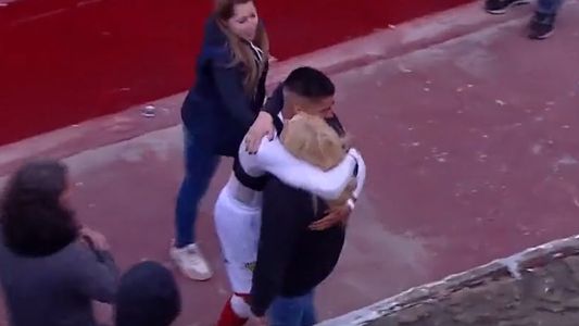 Iván Tapia, el hijo de Claudio Chiqui Tapia, se metió a la platea a festejar el gol con su mamá