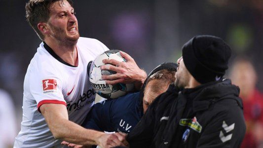 Escándalo con el argentino David Abraham en Alemania: golpeó al técnico rival y fue expulsado