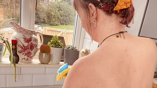 Es empleada doméstica y lleva ganados miles de dólares por trabajar sin ropa: Algunos clientes esperan algo más