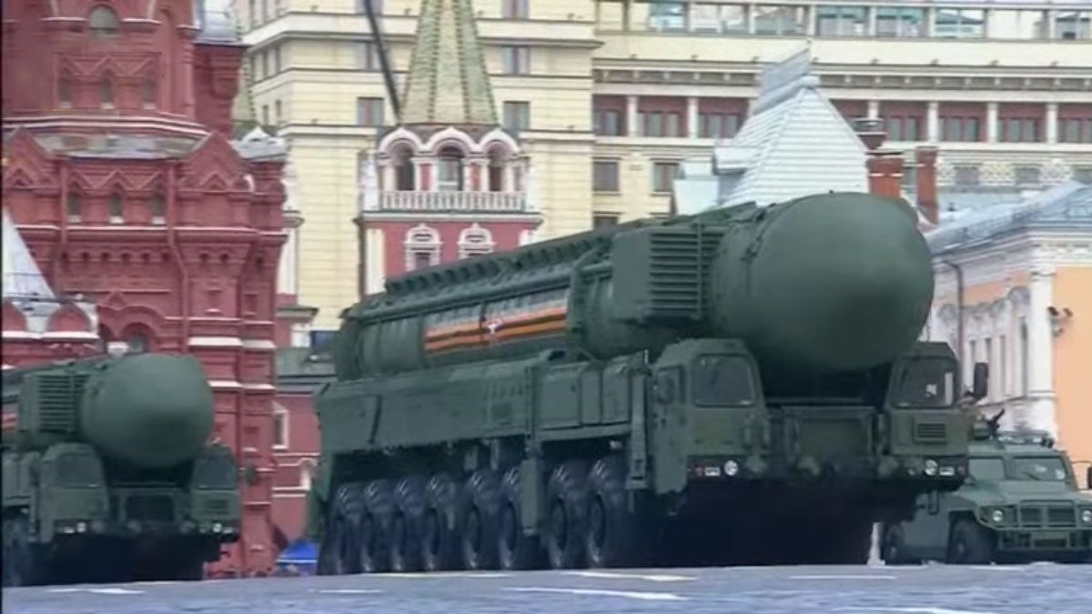Ojivas nucleares en la plaza Roja de Mosc&uacute;. Putin dijo que todo su sistema est&aacute; en alerta permanente (Foto: captura de TV).