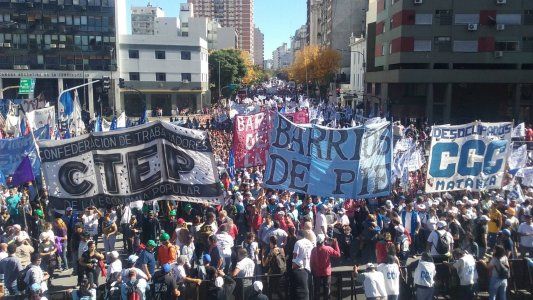 Movimientos sociales protestan por el aumento de las naftas