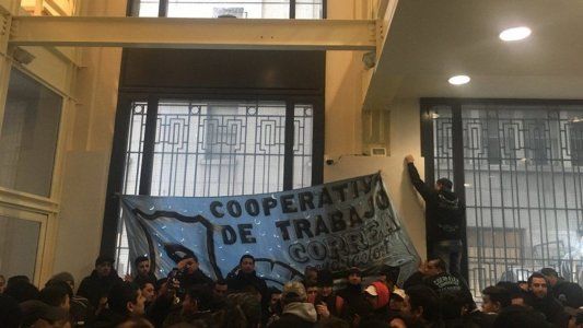 Cooperativistas tomaron el ministerio de Energía en reclamo de una tarifa social y el congelamiento de deudas