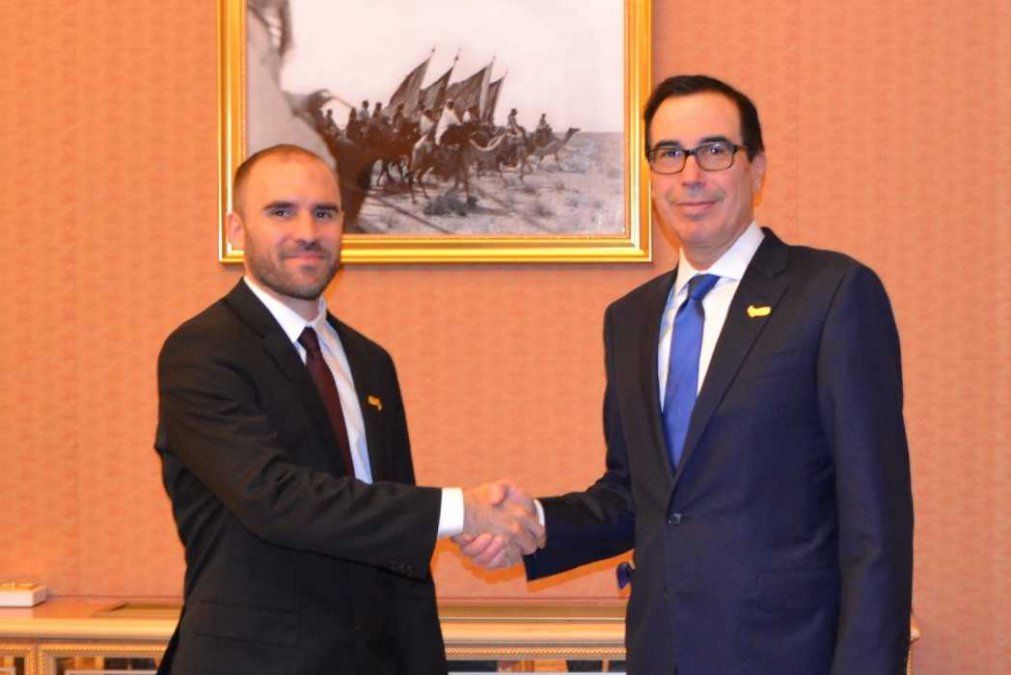 Guzmán ya está reunido con funcionarios del FMI en Washington y se junta el miércoles con los tenedores de bonos