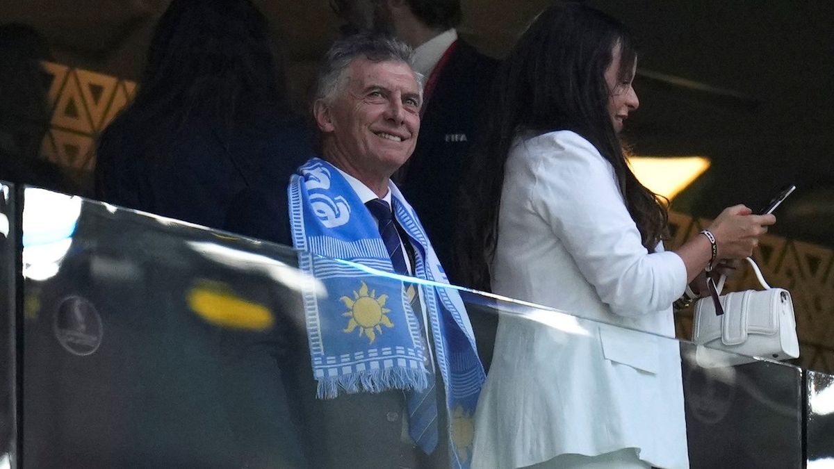 El expresidente Mauricio Macri y la bufanda que usó en el Mundial (Foto: archivo).