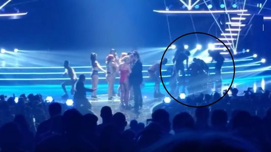 Susto para Britney Spears en pleno recital: un hombre subió al escenario