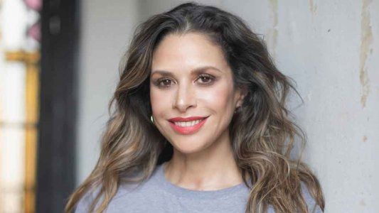 A los 48 años Julieta Ortega se metió al agua en remera, sin corpiño y prendió fuego las redes