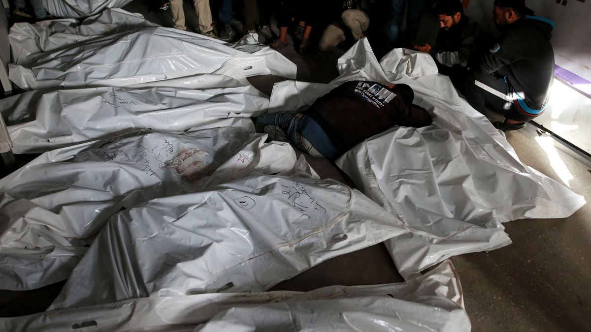 El dolor de familiares que lloran entre las bolsas blancas que guardan los cuerpos de los muertos (Foto: gentileza El Pa&iacute;s).