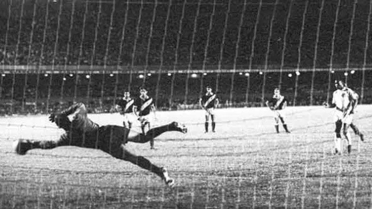 El gol 1.000 de Pelé. De penal, ante el Vasco da Gama, en el Maracaná. Lo sufrió el arquero argentino Andrada (Foto: cuenta de Instagram de Pelé).