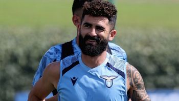 Un futbolista de la Lazio entonó un tema comunista y la hinchada le respondió una bandera fascista