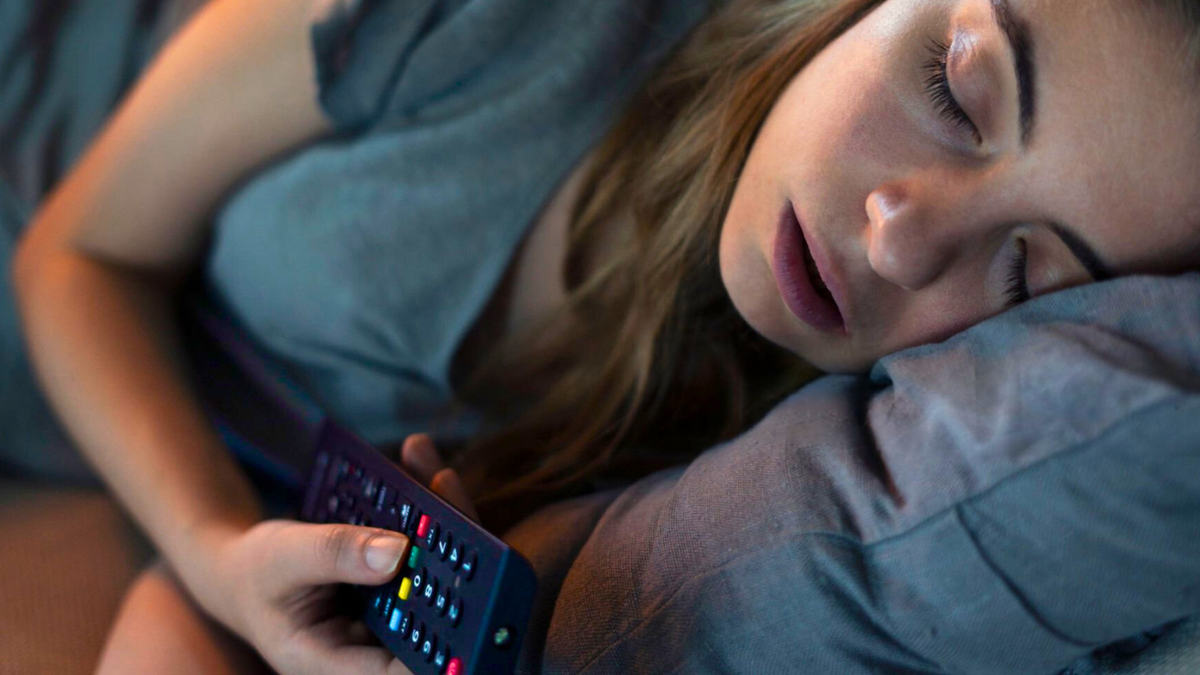 Qué significa que una persona elija dormir con la tele encendida todas las noches
