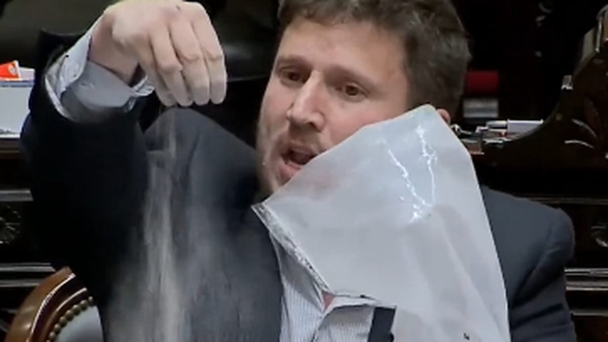 Un diputado arrojó cenizas en plena sesión para alertar sobre los incendios en Rosario