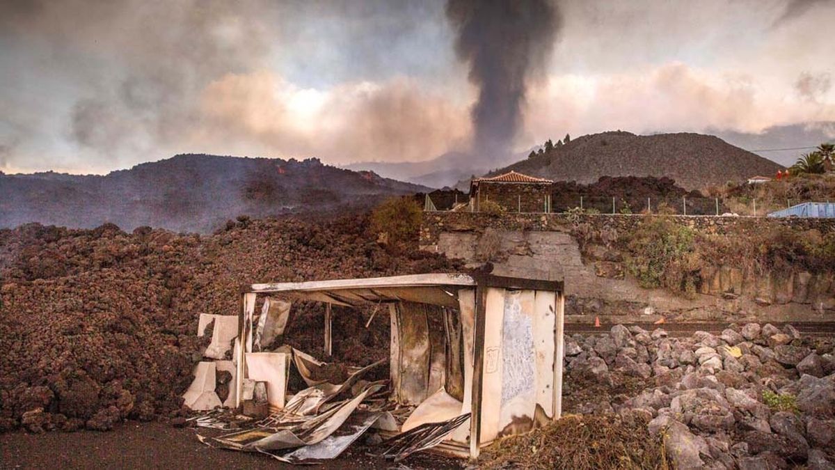 El volcán había manifestado una menor actividad durante la mañana del lunes.