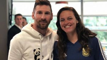 el gesto de lionel messi con las futbolistas de la seleccion argentina el gesto de lionel messi con las futbolistas de la seleccion argentina
