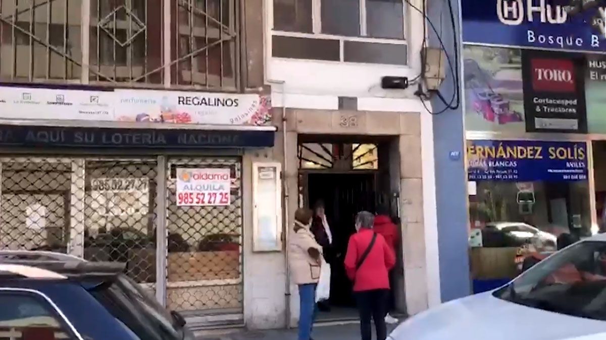 La entrada al edificio en donde una mujer se suicidó por sufrir violencia de género. (Foto: Gentileza El mundo)