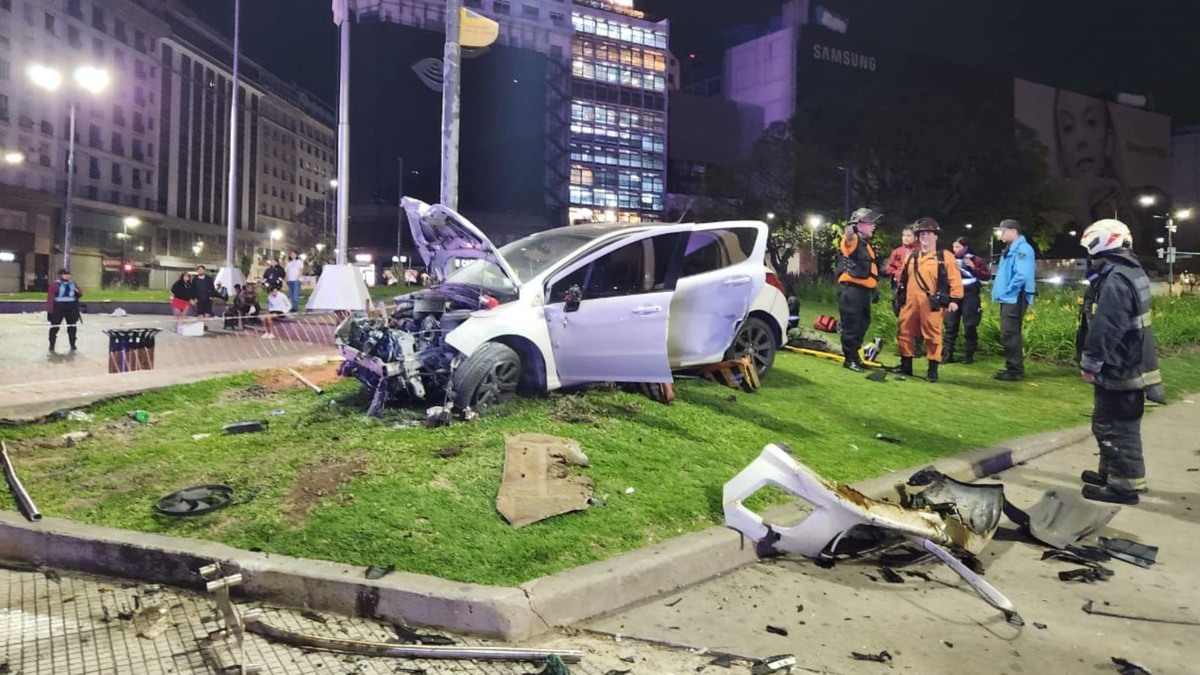 El conductor del auto circulaba a 150 kilómetros por hora al momento del choque en la 9 de Julio (Foto: NA).