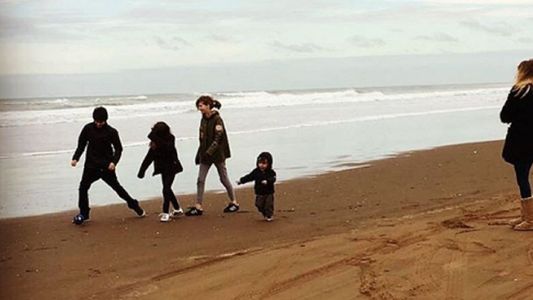 Guille Valdés con sus cuatro hijos en Necochea: Compartir con ellos mi origen