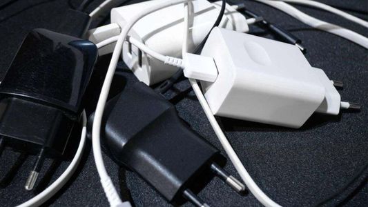 No tires los cargadores viejos en tu casa, tenés un valioso tesoro: para qué sirven