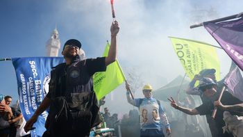 La Confederación General del Trabajo se moviliza en Plaza de Mayo en la previa del Día del Trabajador con fuertes críticas al Gobierno. (Foto: Reuters).