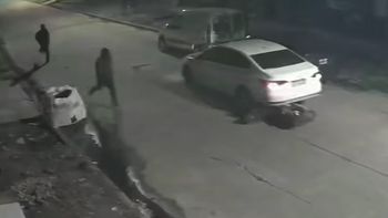 Dos motochorros intentaron robarle a un remisero, les destrozó la moto y escapó a los tiros