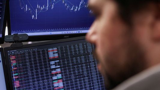 El riesgo país baja a 748 puntos y rebotan las acciones argentinas en Wall Street