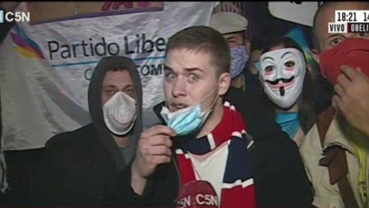 Un joven anticuarentena reveló que dio positivo por COVID-19 y admitió que el virus es totalmente existente