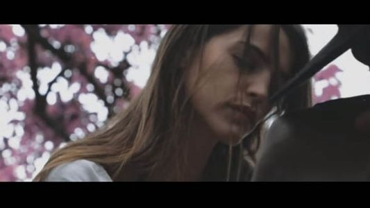 Calu Rivero le da rienda suelta a la ternura junto a un hombre en el nuevo video de Julieta Venegas