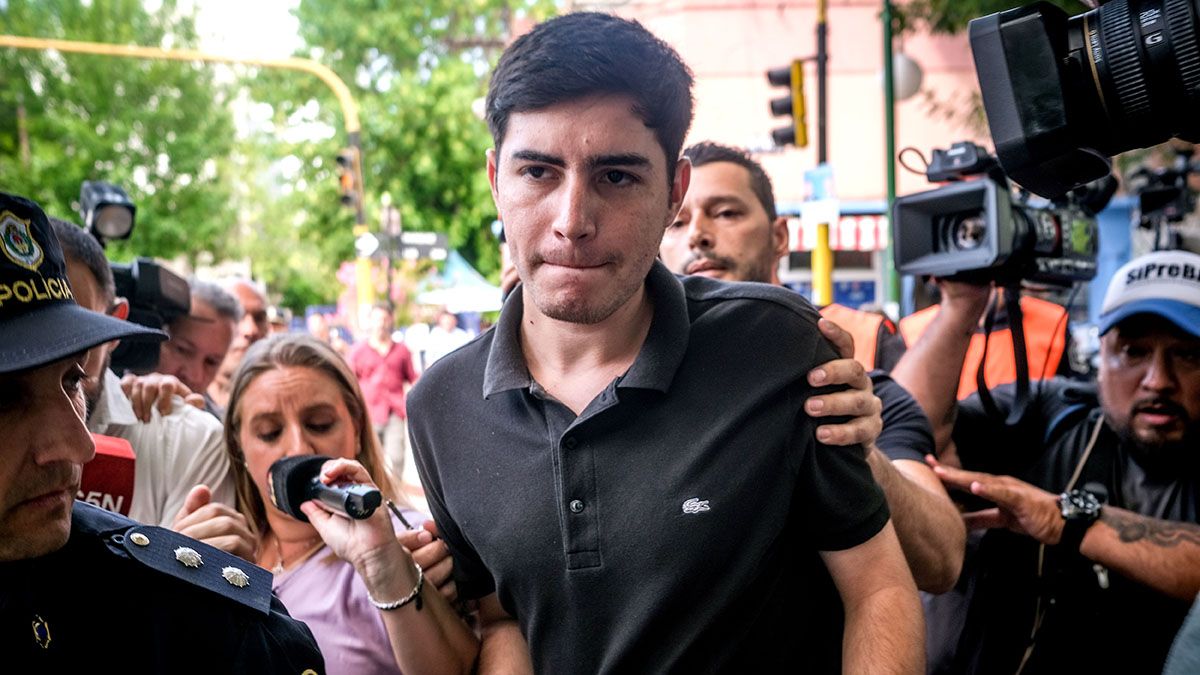 Tomás Ítalo Colazo al salir del Tribunal de Dolores y defender a sus amigos rugbiers. (Foto: Télam)