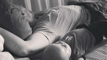 La tierna foto del Chato Prada durmiendo con su hijo Valentín