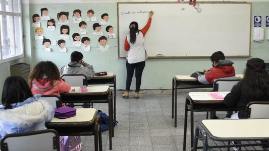 Sin protocolos y con 80% de los chicos vacunados, 800 mil alumnos arrancan las clases en CABA y Mendoza