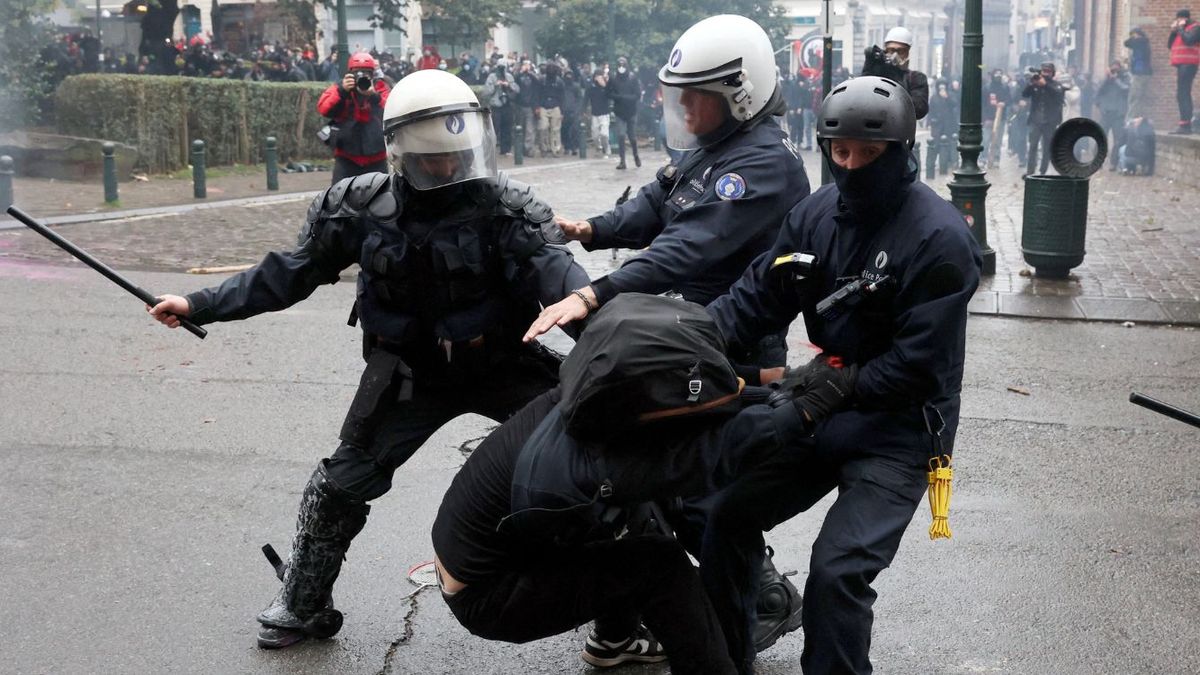 Caos en Bruselas: una protesta contra los recortes terminó con incendios