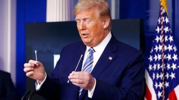 Trump propone ahora aplicar una inyección de desinfectante y luz solar o ultravioleta para combatir el COVID-19