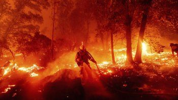 Las impresionantes imágenes de los incendios en la costa oeste de Estados Unidos: 36 días seguidos de lucha contra el fuego
