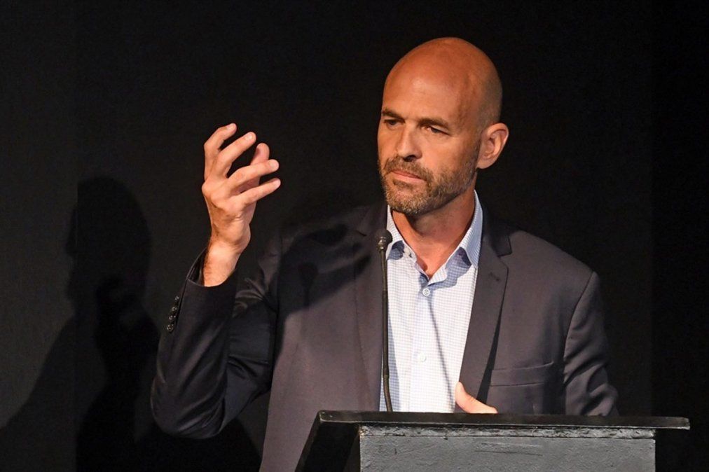 Dietrich busca llevar calma: “No va a frenarse ninguna obra”