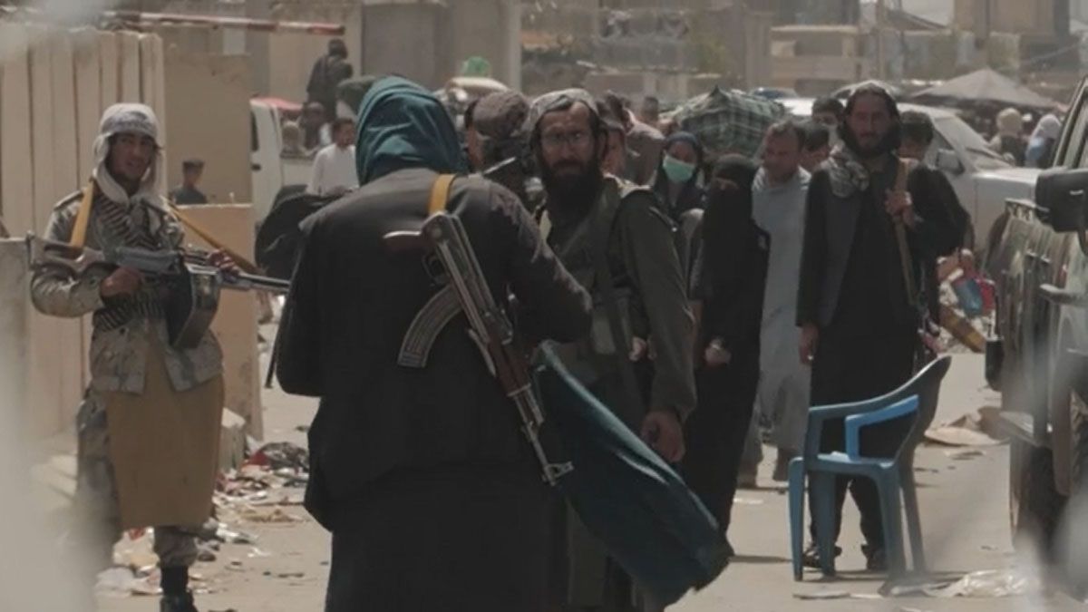 Los talibanes controlan el acceso al aeropuerto de Kabul (Foto: AP).