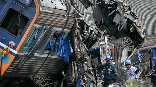 Vagones volcados y muertos: las imágenes del horror que dejó la caída de una grúa sobre un tren