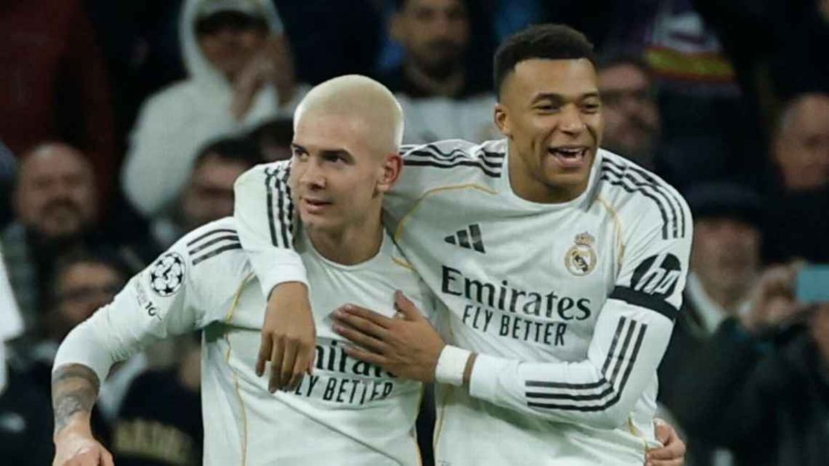 Franco Mastantuono festeja con Mbapp&eacute;&nbsp;EFE